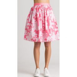 Różowa spódnica w kwiecisty wzór. Różowe spódniczki damskie Emporio Armani, na imprezę, z haftami, z elastanu, midi. Za 335,60 zł.