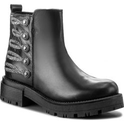 Botki TAMARIS - 1-25796-39 Black/Pewter 061. Szare botki damskie skórzane marki Tamaris, z okrągłym noskiem. W wyprzedaży za 219,00 zł.