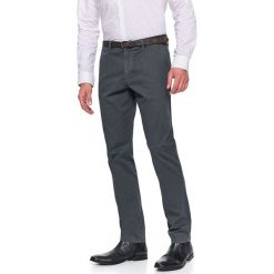 Spodnie typu chino z nadrukiem w jodełkę dopasowane. Szare spodnie męskie na zimę, m, w paski, z bawełny, eleganckie. Za 129,99 zł.