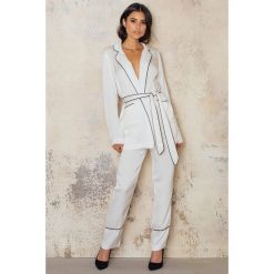 NA-KD Trend Spodnie Contrast - White. Białe spodnie damskie marki NA-KD Trend. W wyprzedaży za 72,88 zł.