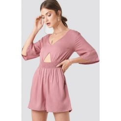 NA-KD Kombinezon z wycięciem - Pink. Różowe kombinezony damskie NA-KD, bez wzorów, z dekoltem na plecach, bez rękawów. Za 141,95 zł.
