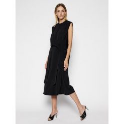 Sukienka codzienna Victoria Victoria Beckham Crepe 2220WDR001286A. Czarne sukienki damskie Victoria Victoria Beckham, na co dzień, bez wzorów, bez kołnierzyka, bez rękawów, proste. W wyprzedaży za 1559,00 zł.