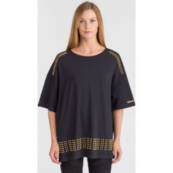 T-SHIRT VERSACE JEANS. Czarne t-shirty damskie Versace Jeans, z aplikacjami, z jeansu, z okrągłym kołnierzem. Za 532,95 zł.