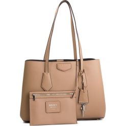 Torebka DKNY - Sullivan-Cbody Walle R84A8943 Latte LAT. Brązowe torebki klasyczne damskie DKNY, bez wzorów, ze skóry, klasyczne, bez dodatków. W wyprzedaży za 639,00 zł.