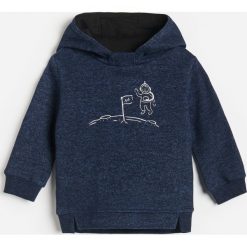 Ciepła bluza z kapturem -. Bluzy męskie Reserved, bez wzorów, z kapturem, bez rękawów, z kapturem. Za 49,99 zł.