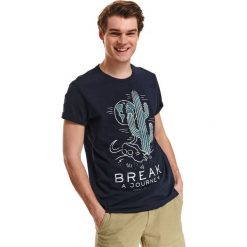 T-shirt z nadrukiem. Niebieskie t-shirty męskie Top Secret, na lato, m, z nadrukiem, z bawełny, klasyczne, z klasycznym kołnierzykiem, krótkie. Za 29,99 zł.
