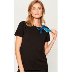 Koszulka z kokardą - Czarny. Czarne t-shirty damskie Mohito, l, z kokardą. Za 49,99 zł.