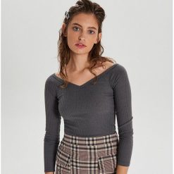 Bluzka z głębokim dekoltem - Szary. Szare bluzki damskie Cropp, s, bez wzorów, bez kołnierzyka, bez rękawów. Za 49,99 zł.