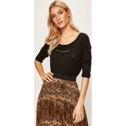 Trussardi Jeans - Longsleeve. Czarne t-shirty damskie Trussardi Jeans, s, z aplikacjami, z wiskozy, casualowe, z okrągłym kołnierzem. W wyprzedaży za 199,90 zł.