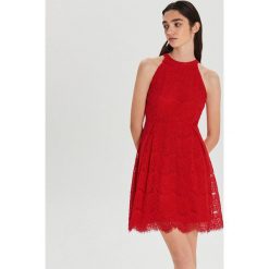 Koronkowa sukienka z dekoltem halter - Czerwony. Czerwone sukienki damskie Cropp, m, bez wzorów, z koronki, bez kołnierzyka, bez rękawów. W wyprzedaży za 59,99 zł.