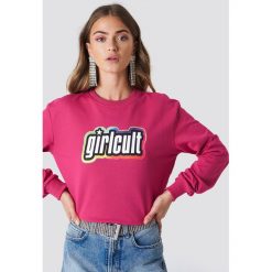 Galore x NA-KD Bluza Girl Cult - Pink. Różowe bluzy damskie marki Galore x NA-KD, z nadrukiem, bez rękawów, bez kaptura. W wyprzedaży za 70,97 zł.