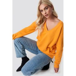 NA-KD Basic Bluza basic z dekoltem V - Orange. Pomarańczowe bluzy damskie marki NA-KD Basic, bez wzorów, z bawełny, bez rękawów, bez kaptura. W wyprzedaży za 40,47 zł.