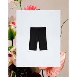Spodenki w kolarskim stylu Pull&Bear by Rosalía. Czarne spodnie damskie Pull&Bear, bez wzorów. Za 69,90 zł.
