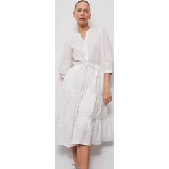 Sukienka w stylu boho - Biały. Białe sukienki damskie Reserved, bez wzorów, boho, bez kołnierzyka, bez rękawów. W wyprzedaży za 159,99 zł.