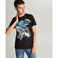 Koszulka Batman - Czarny. Czarne koszulki męskie Cropp, s, z motywem z bajki, bez kołnierzyka, bez rękawów. W wyprzedaży za 29,99 zł.