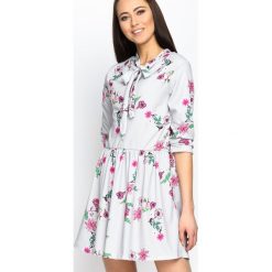 Szara Sukienka Flowerish. Szare sukienki mini marki Born2be, s, z aplikacjami, z okrągłym kołnierzem. Za 89,99 zł.