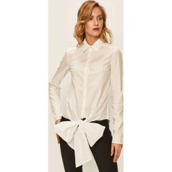 Patrizia Pepe - Koszula. Białe bluzki damskie Patrizia Pepe, bez wzorów, z bawełny, eleganckie, z klasycznym kołnierzykiem, z długim rękawem. W wyprzedaży za 479,90 zł.