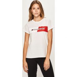 Tommy Sport - T-shirt. Białe topy damskie Tommy Sport, s, z nadrukiem, z bawełny, z okrągłym kołnierzem. W wyprzedaży za 149,90 zł.