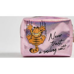 Błyszcząca kosmetyczka Garfield - Różowy. Różowe kosmetyczki damskie Sinsay, bez wzorów. Za 19,99 zł.