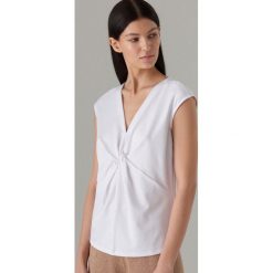Elegancki top z węzłem - Biały. Białe topy damskie marki Mohito, s, bez wzorów, bez kołnierzyka. Za 59,99 zł.