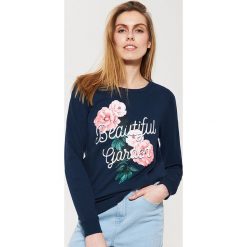 Bluzy damskie: Bluza z kwiatowym nadrukiem – Granatowy