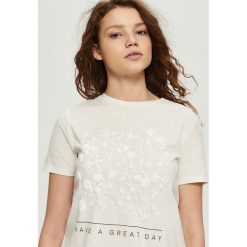 T-shirty damskie: T-shirt z kwiatową aplikacją – Kremowy