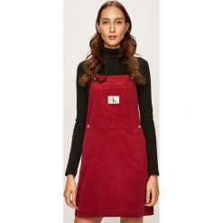 Calvin Klein Jeans - Sukienka. Czerwone sukienki damskie Calvin Klein Jeans, na co dzień, s, bez wzorów, z bawełny, casualowe, z dekoltem karo, bez rękawów, mini, rozkloszowane. W wyprzedaży za 299,90 zł.
