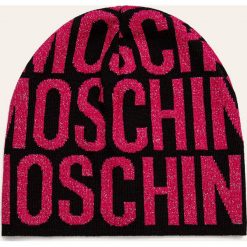 Moschino - Czapka. Różowe czapki damskie MOSCHINO, bez wzorów, z wiskozy. W wyprzedaży za 159,90 zł.