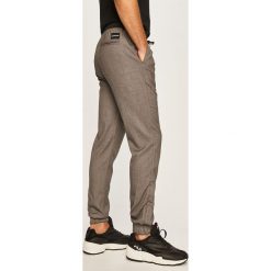Calvin Klein Jeans - Spodnie. Szare spodnie męskie m, z elastanu, casualowe. W wyprzedaży za 429,90 zł.