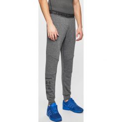 Under Armour - Spodnie. Czarne spodnie męskie Under Armour, s, bez wzorów, z poliesteru, sportowe. Za 229,90 zł.