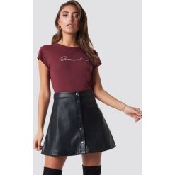 Pamela x NA-KD Spódnica z guzikami - Black. Czarne spódniczki damskie Pamela x NA-KD, na imprezę, bez wzorów, ze skóry, mini, w kształcie a. Za 161,95 zł.