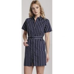 Granatowa Sukienka Seresea. Niebieskie sukienki damskie Renee, s, bez wzorów, z tkaniny, eleganckie, z wykładanym kołnierzem, z krótkim rękawem, krótkie, mini, koszulowe. Za 89,99 zł.