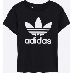 Adidas Originals - T-shirt dziecięcy 128-164 cm. Czarne t-shirty chłopięce marki adidas Originals, z nadrukiem, z bawełny, z okrągłym kołnierzem. W wyprzedaży za 79,90 zł.