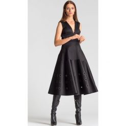SUKIENKA VERSACE COLLECTION. Czarne sukienki damskie Versace Collection, na imprezę, z aplikacjami, z włoskim kołnierzykiem, bez rękawów, rozkloszowane. Za 4799,00 zł.