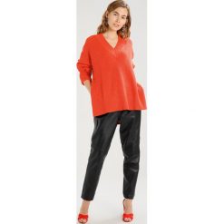 Hope MOON Sweter tangerine. Pomarańczowe swetry klasyczne damskie marki Hope, z bawełny. W wyprzedaży za 371,60 zł.
