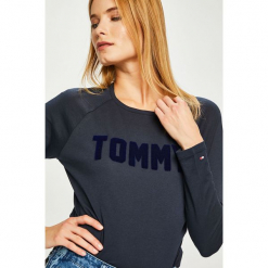 Tommy Hilfiger - Bluzka. Czarne bluzki asymetryczne TOMMY HILFIGER, l, z aplikacjami, z bawełny, z okrągłym kołnierzem. Za 179,90 zł.