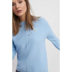 Sweter z broszką. Czerwone apaszki damskie marki Orsay, m. W wyprzedaży za 60,00 zł.
