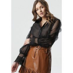 Czarna Koszula Raisa. Czarne bluzki damskie Born2be, s, w koronkowe wzory, z koronki, eleganckie. Za 99,99 zł.
