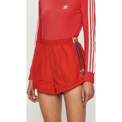 Adidas Originals - Szorty. Czerwone spodenki sportowe damskie adidas Originals, m, bez wzorów, z poliesteru, sportowe. Za 149,90 zł.
