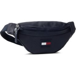 Saszetka nerka TOMMY HILFIGER - Sport Pique Crossbody AM0AM05807 CJM. Niebieskie torby męskie skórzane TOMMY HILFIGER, bez wzorów, z materiału, młodzieżowe. Za 299,00 zł.
