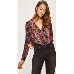 Guess Jeans - Bluzka. Bluzki damskie Guess Jeans, s, z aplikacjami, z elastanu, bez kołnierzyka, z długim rękawem. W wyprzedaży za 319,90 zł.