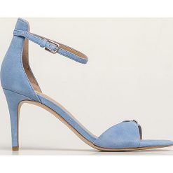 Guess Jeans - Sandały skórzane. Niebieskie sandały damskie z aplikacjami, z jeansu, z okrągłym noskiem, na klamry. Za 599,90 zł.