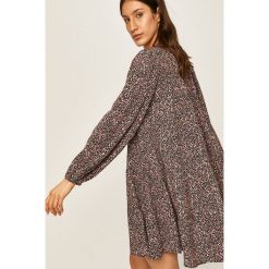 Answear - Sukienka. Sukienki damskie ANSWEAR, na co dzień, s, w kwiaty, z wiskozy, casualowe, z okrągłym kołnierzem, z długim rękawem, długie, mini, rozkloszowane. W wyprzedaży za 119,90 zł.