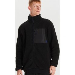 Rozpinana bluza z miękkiego polaru - Czarny. Czarne bluzy męskie Cropp, s, bez wzorów, z polaru, bez kołnierzyka, bez rękawów, bez kaptura. W wyprzedaży za 83,99 zł.