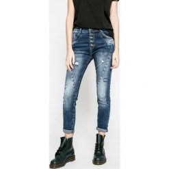 Answear - Jeansy Blossom Mood. Niebieskie jeansy damskie ANSWEAR, z elastanu, z obniżonym stanem. W wyprzedaży za 99,90 zł.