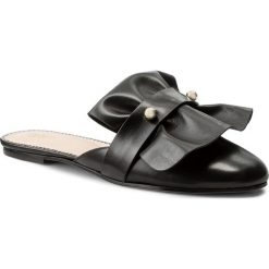 Klapki RED VALENTINO - PQ2S0A50 Nero 0NO. Czarne klapki damskie marki Red Valentino, z aplikacjami, ze skóry, bez obcasa, na obcasie. W wyprzedaży za 889,00 zł.