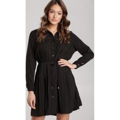 Czarna Sukienka Newfalls. Czarne sukienki damskie Renee, na co dzień, s, w paski, retro, z wykładanym kołnierzem, z długim rękawem, długie, mini, rozkloszowane. Za 129,99 zł.
