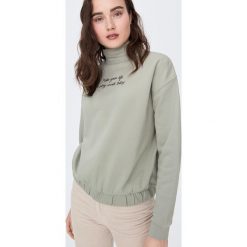 Bluza z golfem - Zielony. Zielone bluzy damskie Sinsay, s, bez wzorów, bez rękawów, bez kaptura. W wyprzedaży za 15,99 zł.