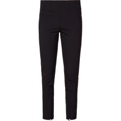 By Malene Birger Spodnie materiałowe black. Czarne spodnie damskie marki By Malene Birger, bez wzorów, z elastanu. Za 789,00 zł.