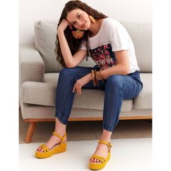 LUŹNY T-SHIRT Z PRINTEM. Białe t-shirty damskie DRYWASH, z nadrukiem, z dzianiny, bez kołnierzyka. Za 39,99 zł.